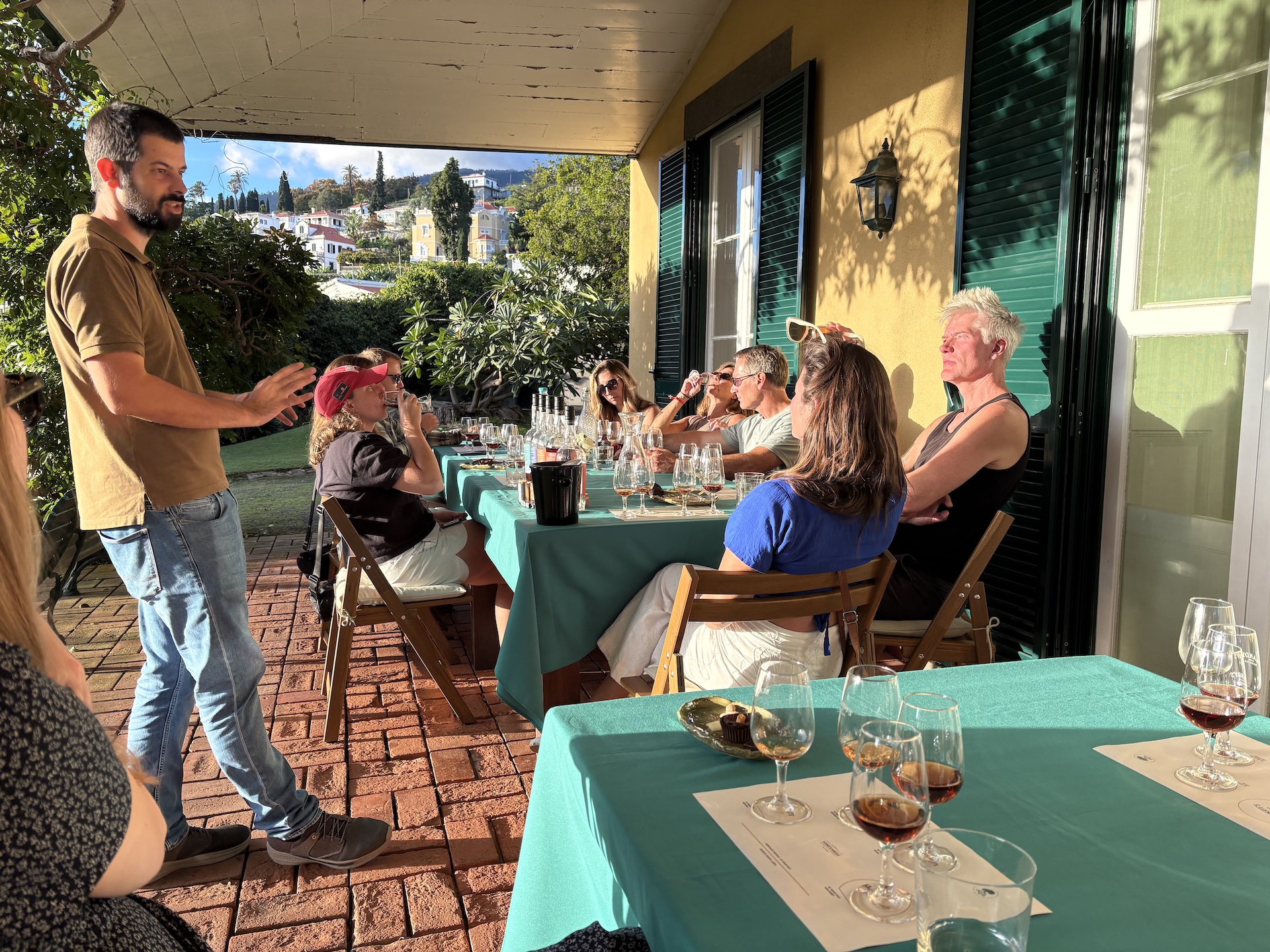 Solstänkt veranda på Blandy's vingård med utsikt över Funchal