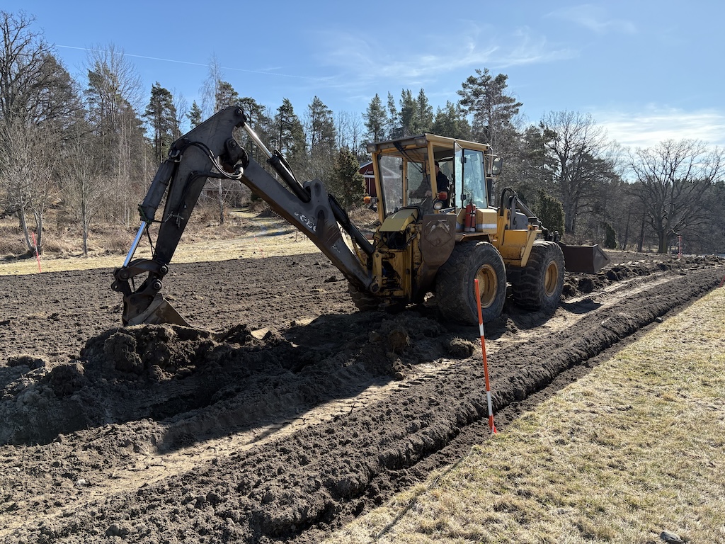 Thom på den gula traktorn med rotavator